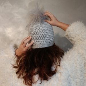 Jeune fille porte bonnet gris pailleté de dos pompon amovible