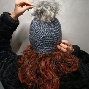 Jeune fille porte bonnet gris bleu pailleté de dos pompon amovible