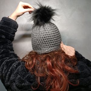 Jeune fille porte bonnet gris pailleté de dos pompon amovible