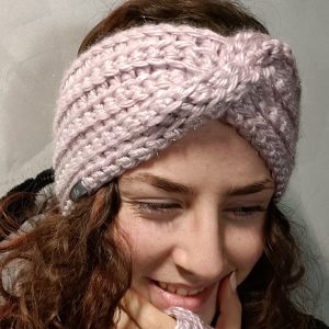 Marion porte un bandeau rose pailleté