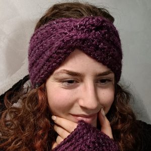 Jeune femme porte bandeau violet pailleté